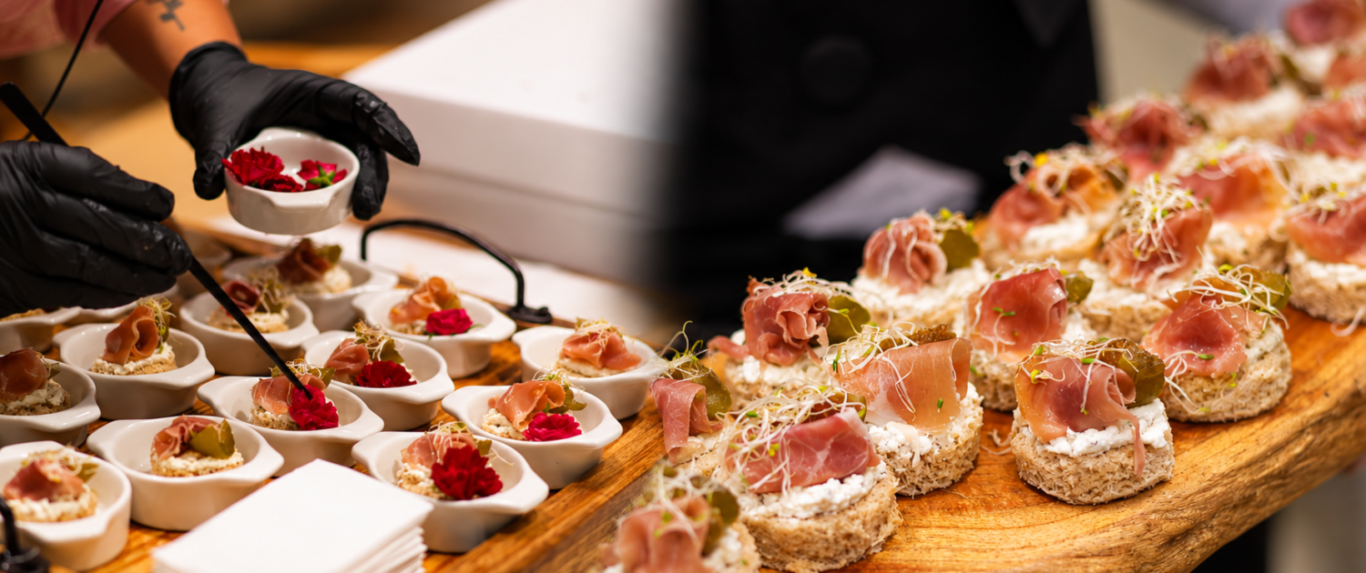 Canapés artesanais em preparo e serviço